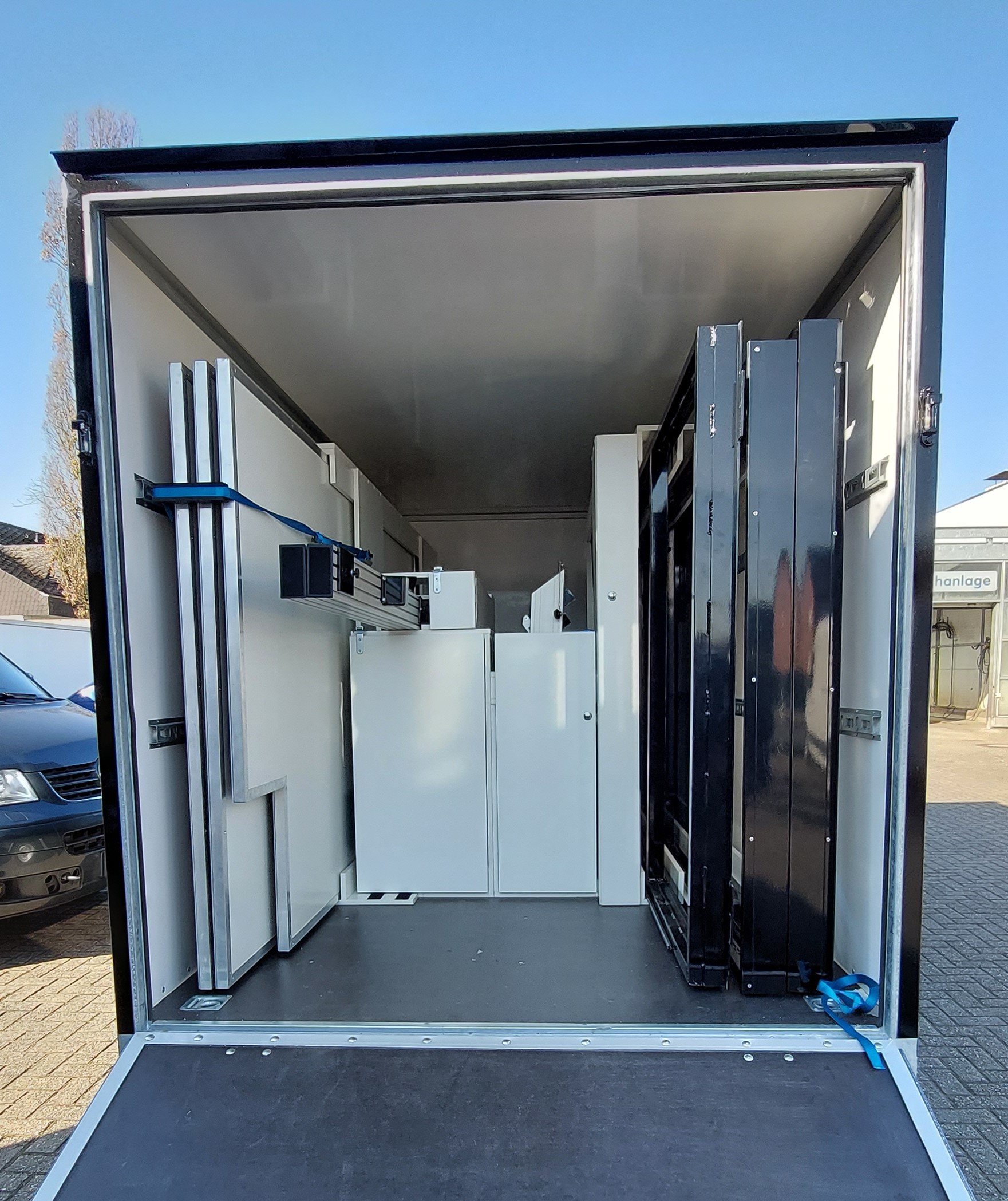 Der Innenraum des Anh&auml;ngers mit praktischen F&auml;chern f&uuml;r alle Bestandteile der B&uuml;hne.