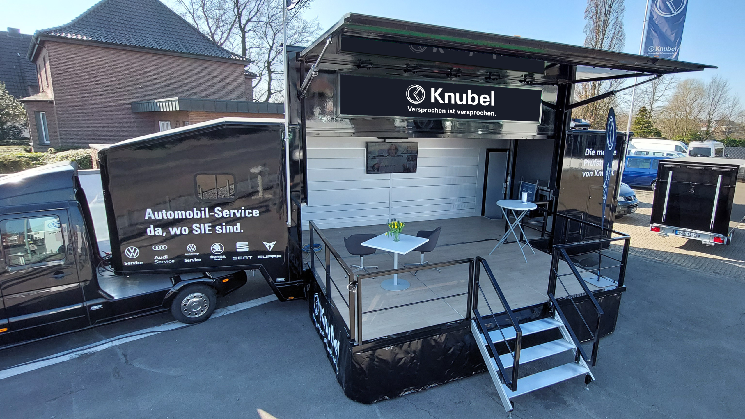 Das Knubel Service mobil mit aufgebauter B&uuml;hne f&uuml;r Veranstaltungen.