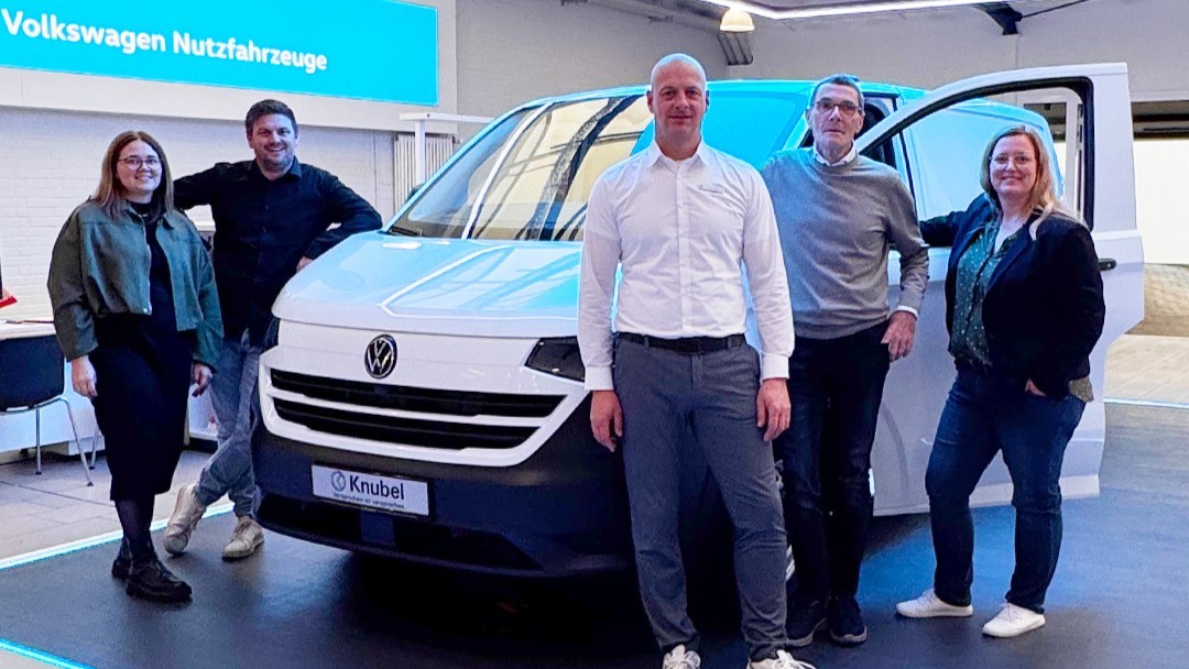 Die Mitarbeiter von Knubel  Stadtlohn vor einem VW Transporter